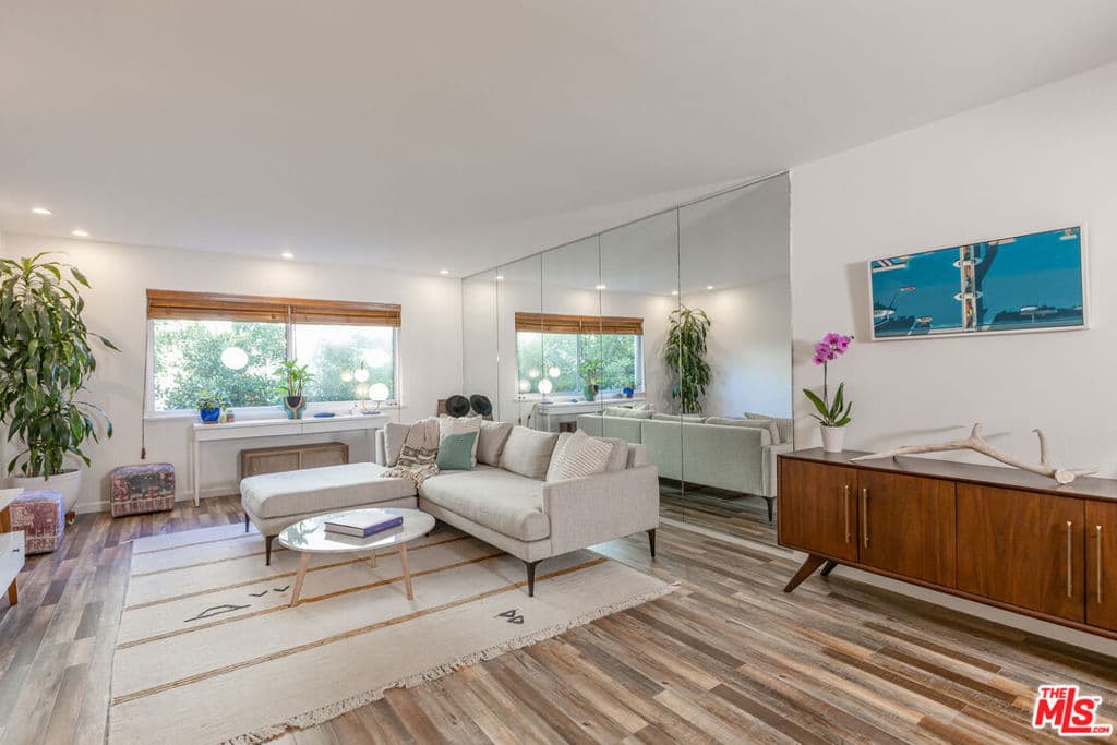 2260 N Cahuenga Boulevard 306