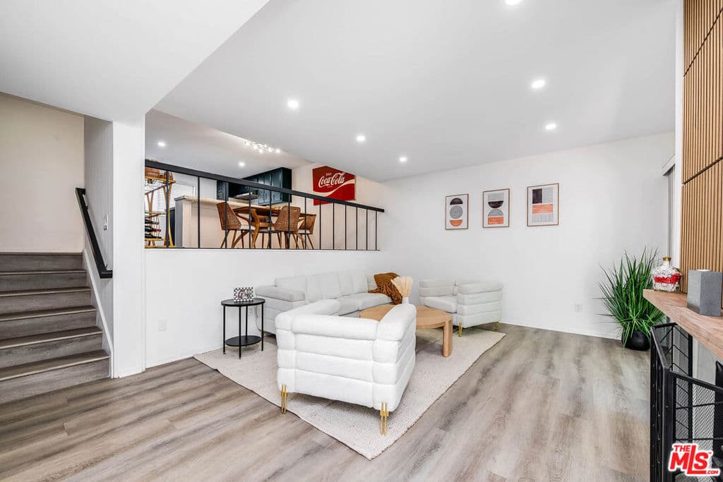 4231 W Sarah Street 15