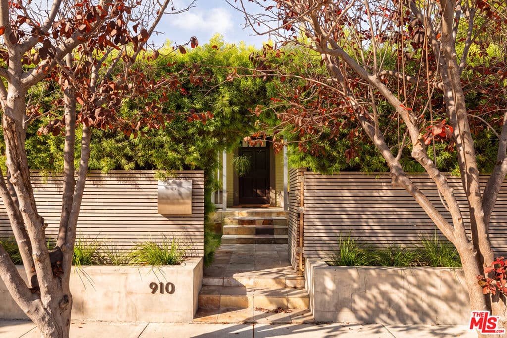910 Superba Avenue