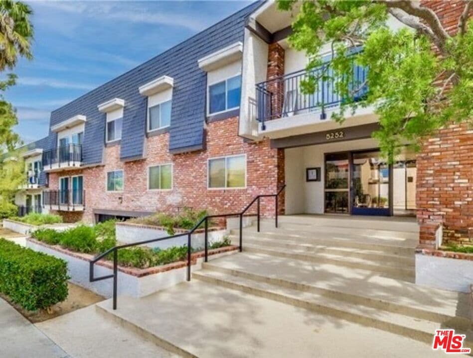 5252 Coldwater Canyon Avenue 207