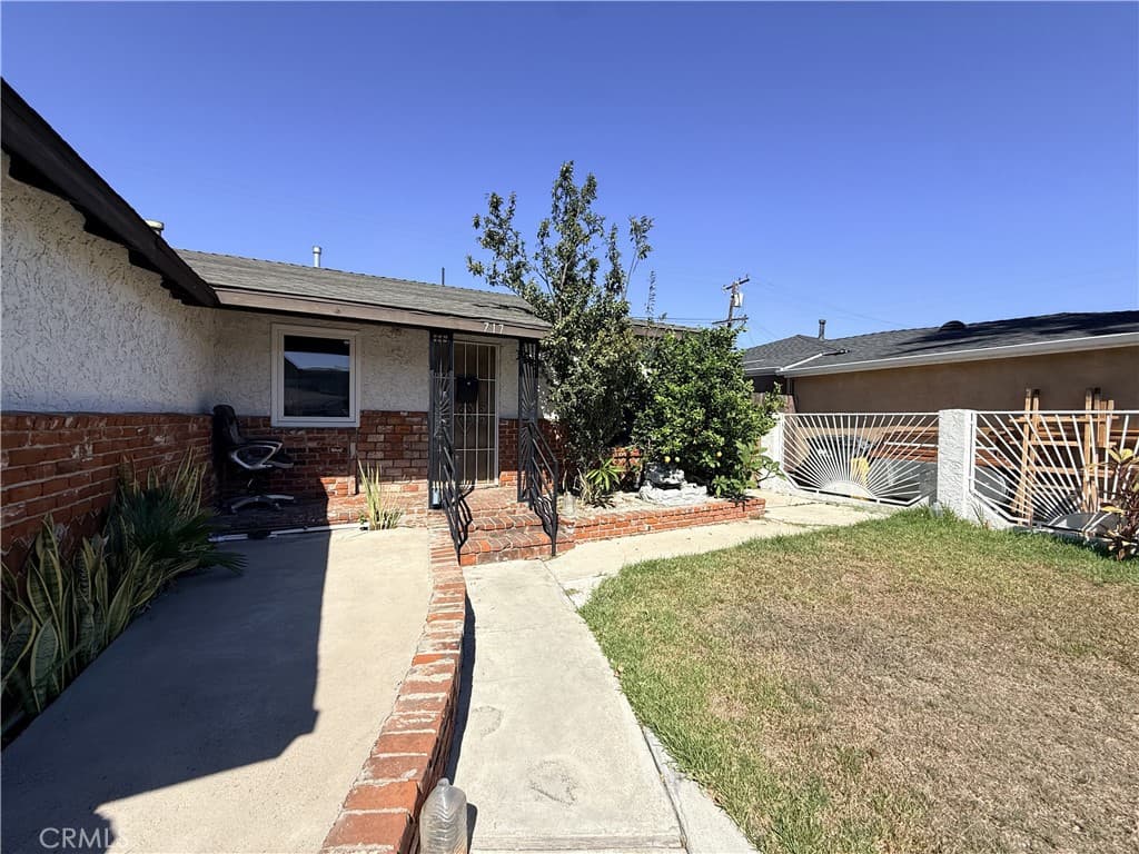 717 E Santa Rita