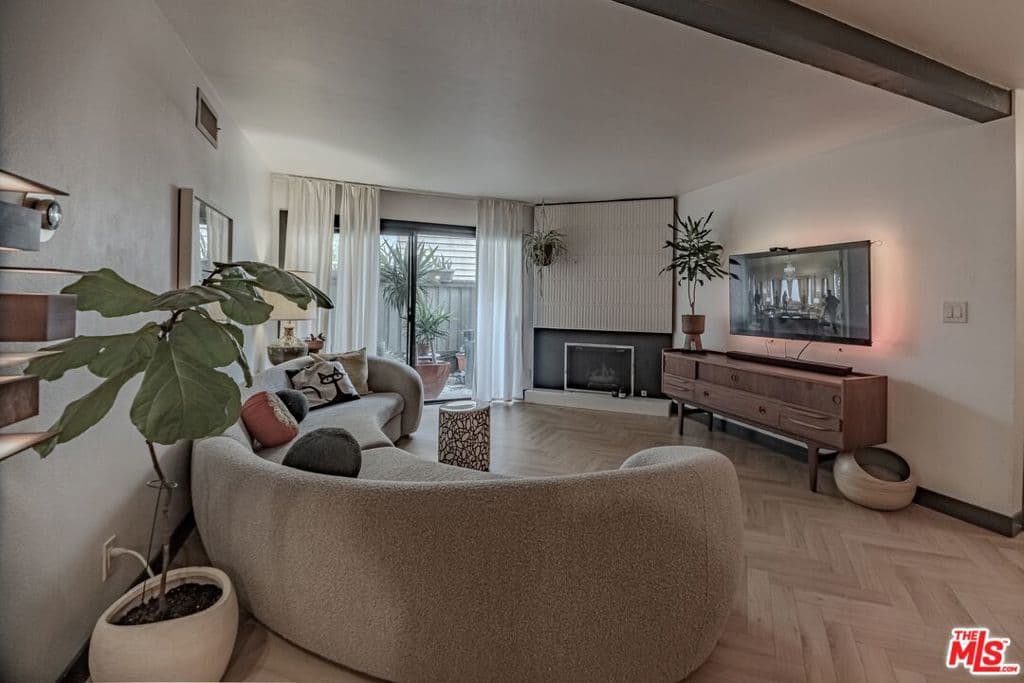 15511 Sherman Way 40