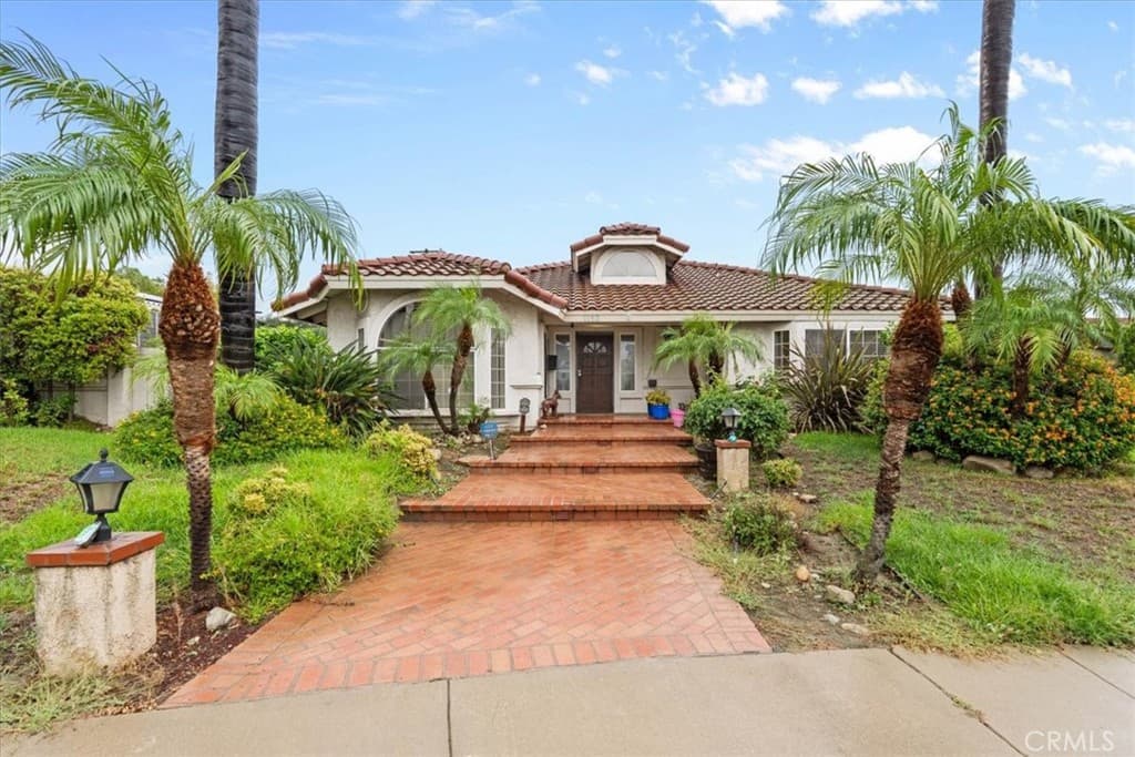 1152 N Redding