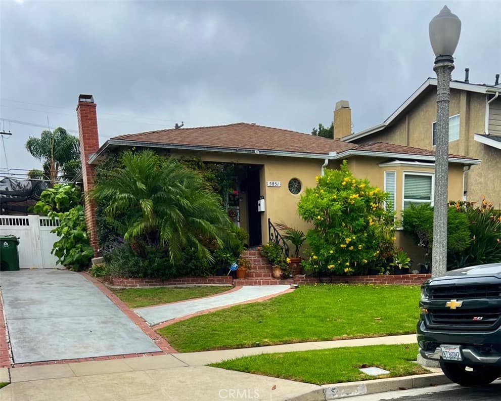 5851 W 77th Place