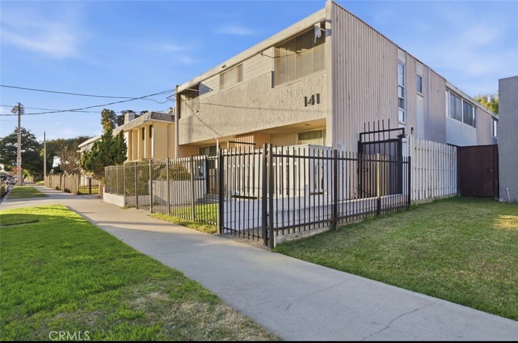 141 W Hillcrest