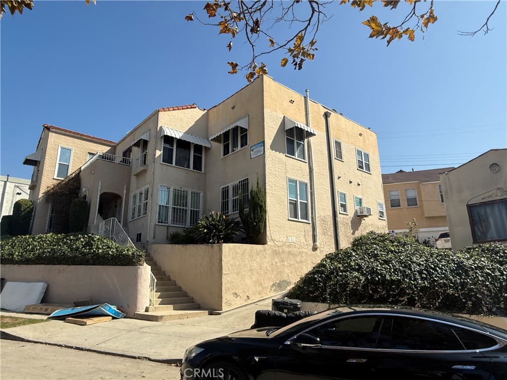 2116 S Palm Grove Avenue