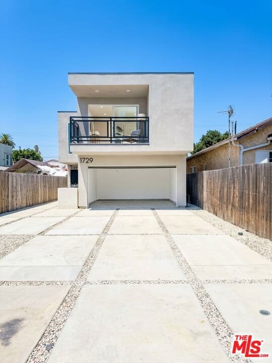 1729 W 36th Place