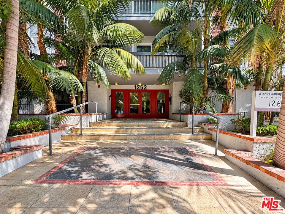 1262 S Barrington Avenue 304