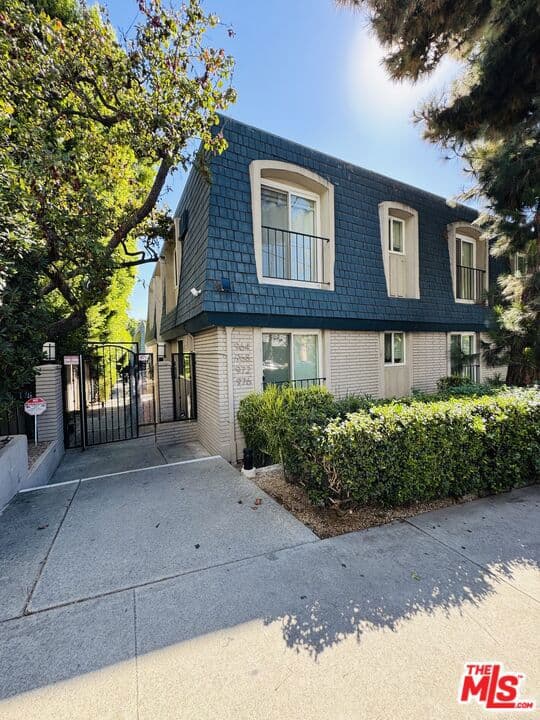 964 Larrabee Street 107