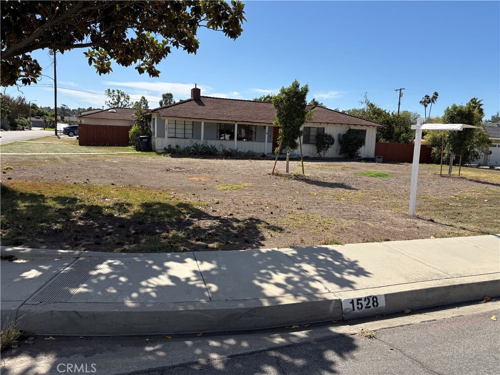 1528 E Vine