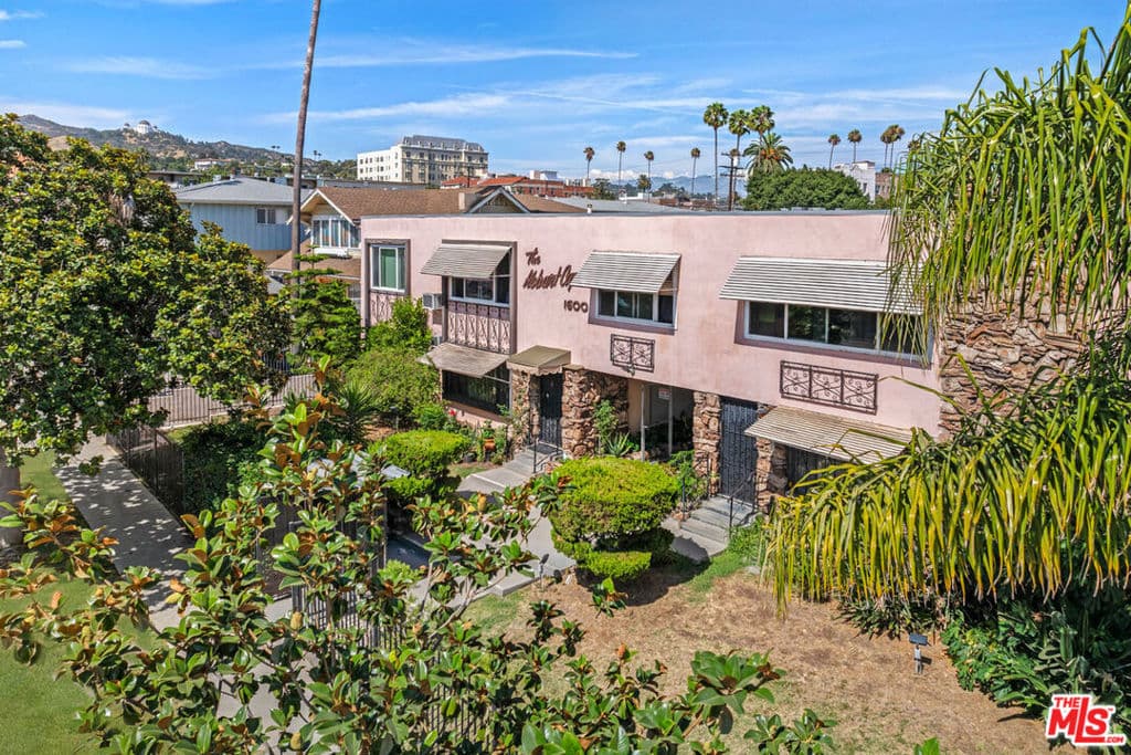 1600 N Hobart Boulevard 15