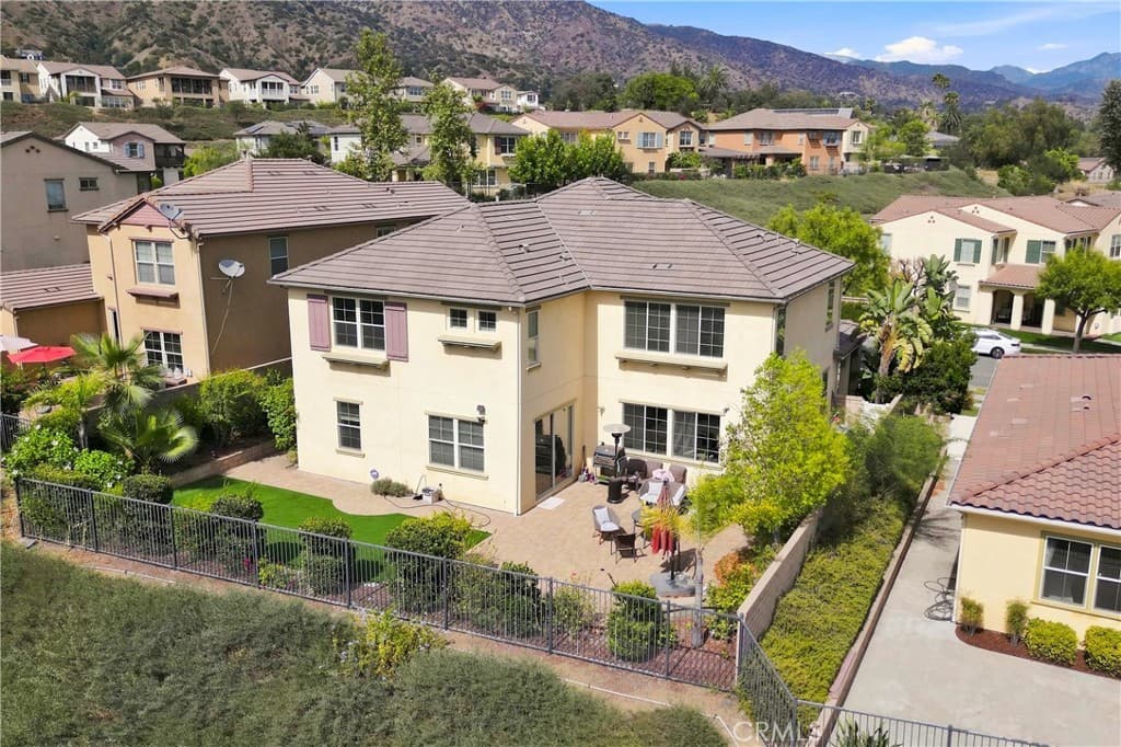 858 E Manresa