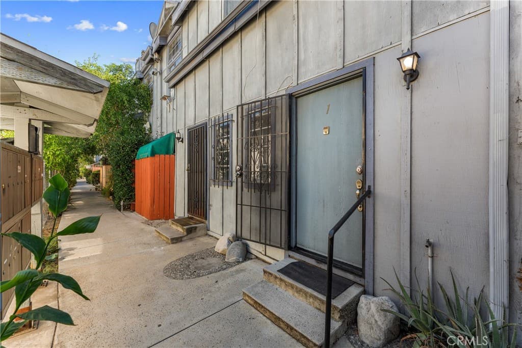 9346 Van Nuys 1