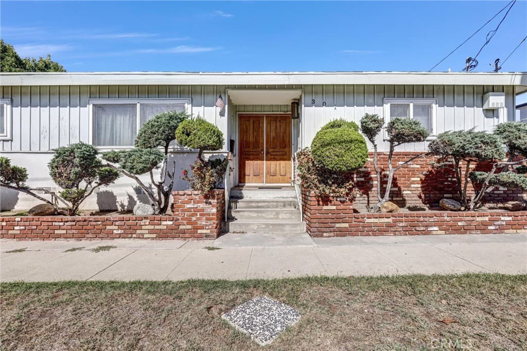 301 E Buckthorn