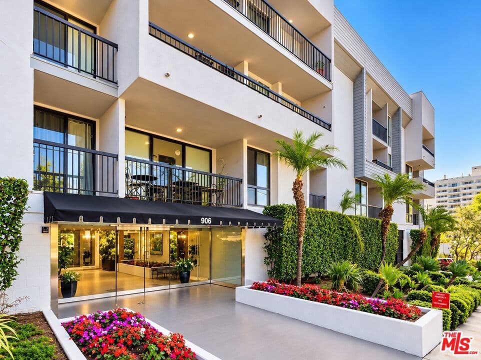906 N Doheny Drive 315