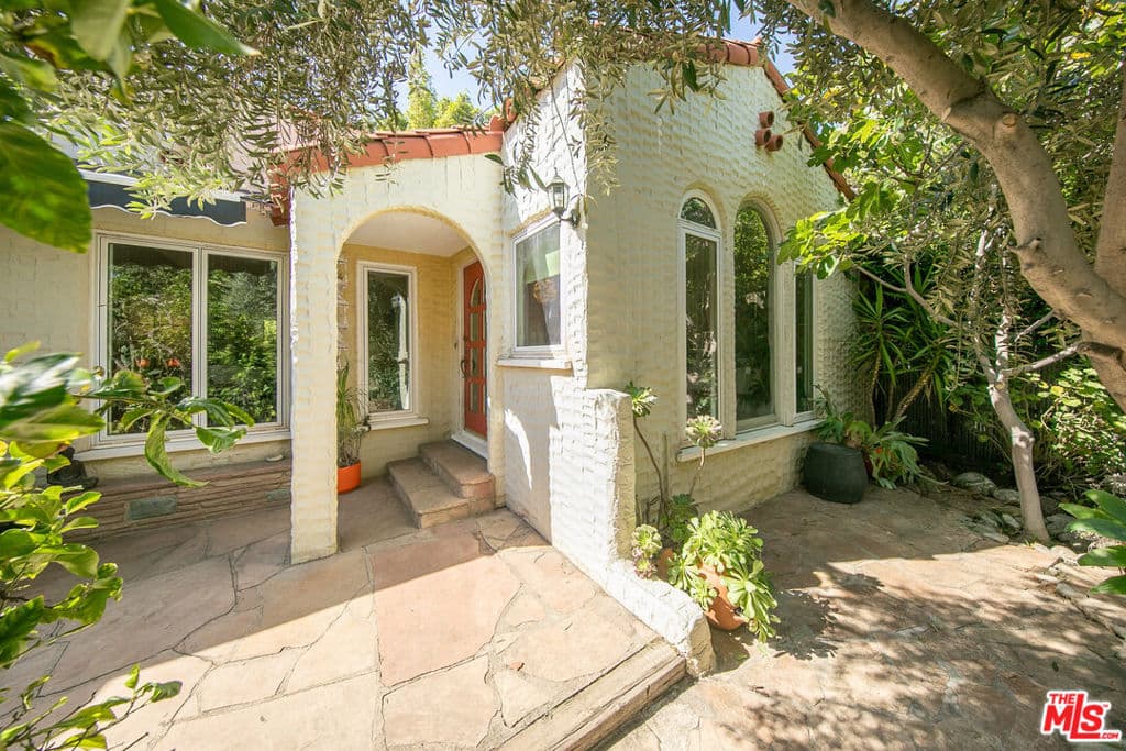 2129 N Beachwood Drive