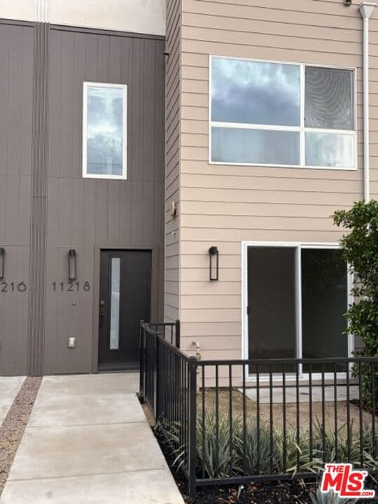 11218 W Victory Boulevard 4