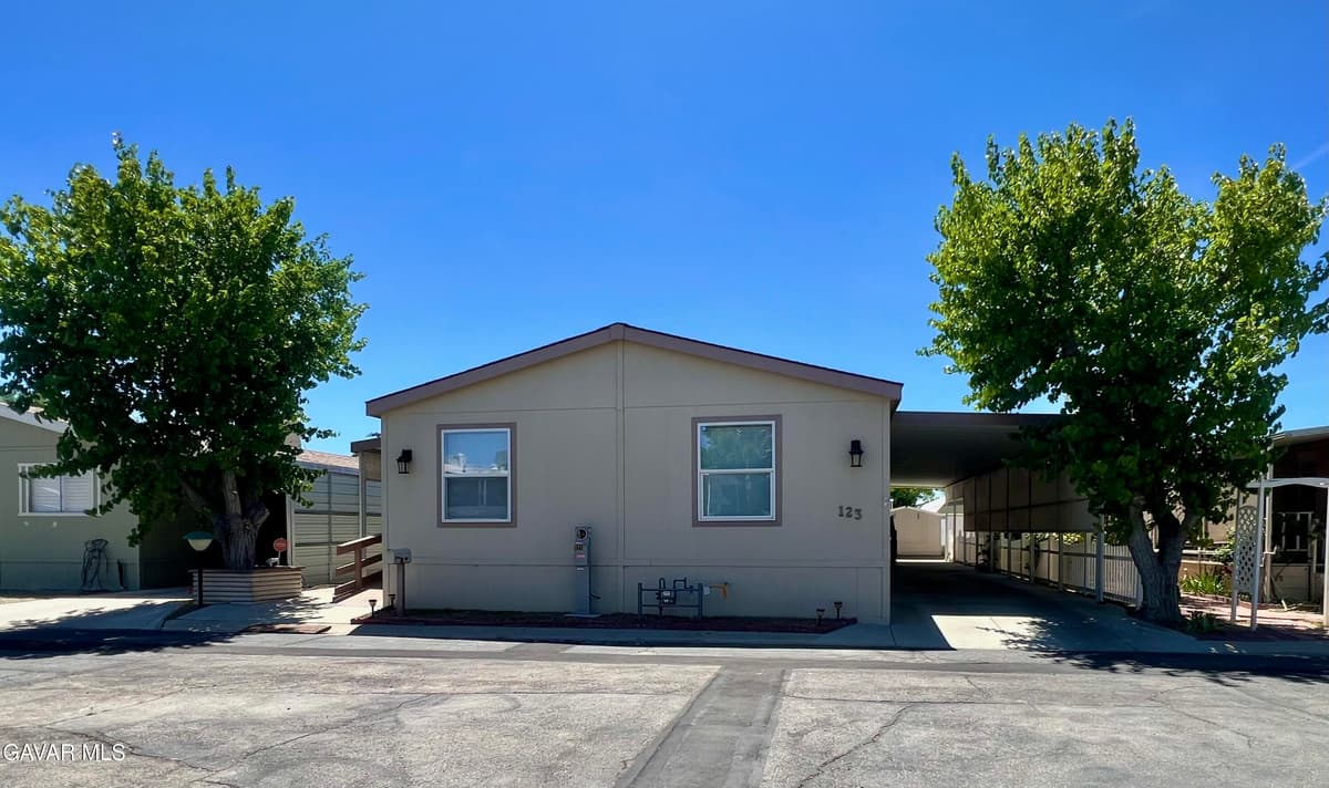 2550 E Avenue I
